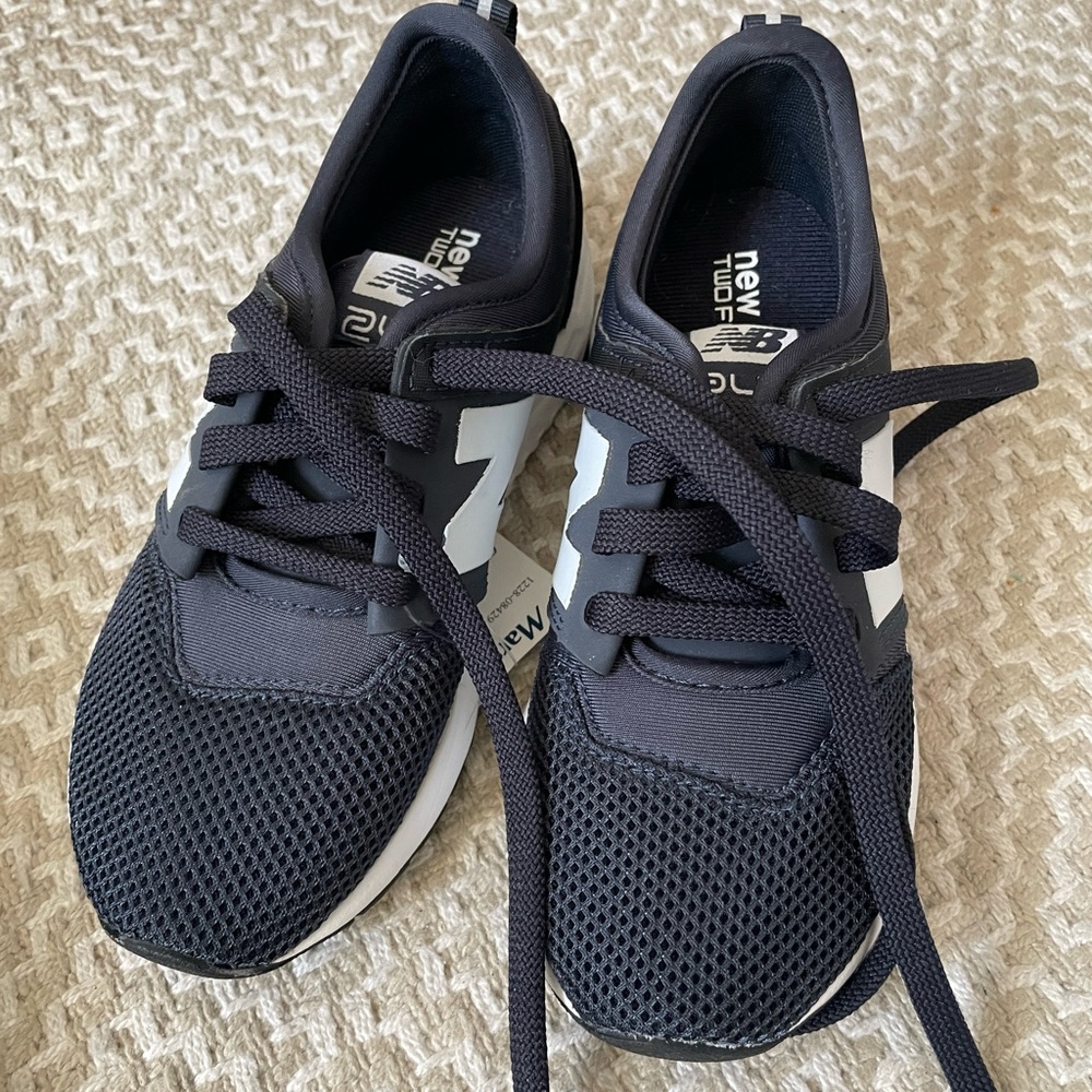 NWT Navy Blue & White Lace up New Balances